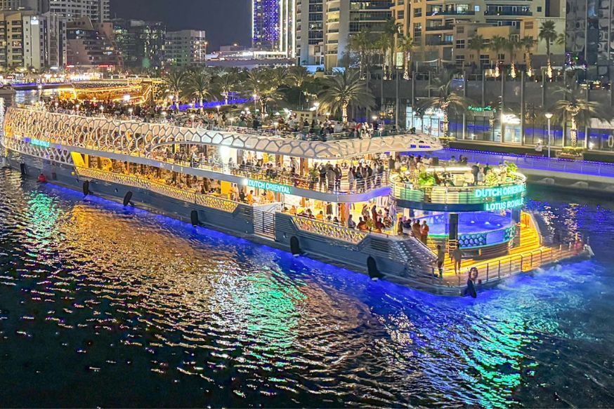 Mega Yacht (VIP + Food & Premium Drinks)
